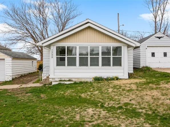 1325 Maplewood Dr NE, Cedar Rapids, IA 52402
