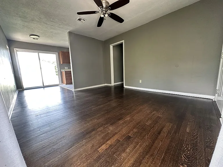 1206 Sandra Dr — Photo 3