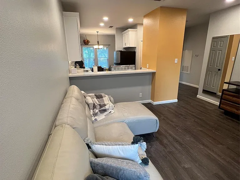 2414 Longview St #202 — Photo 4