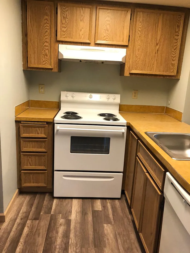 Auburn 8 Plex — Photo 3