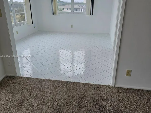 575 Oaks Ln APT 701, Pompano Beach, FL 33069