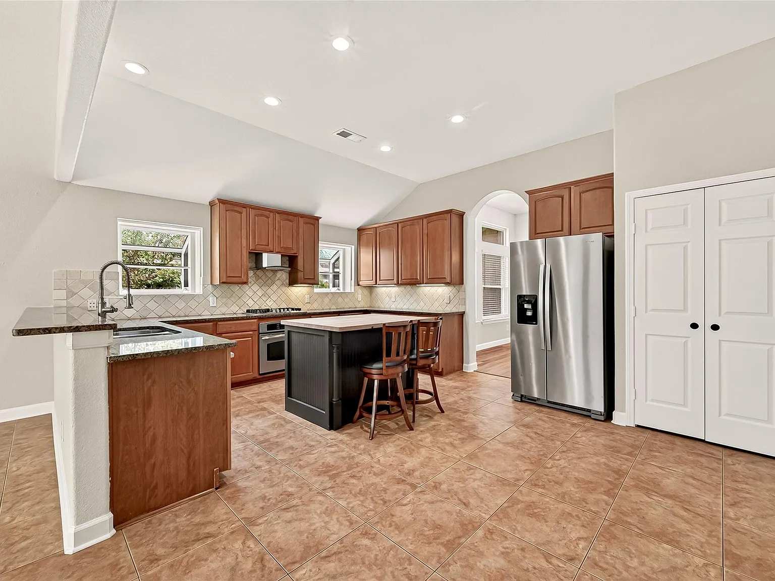 4 bed, 2.0 bath, 2682 sqft, $2,700 — Photo 3