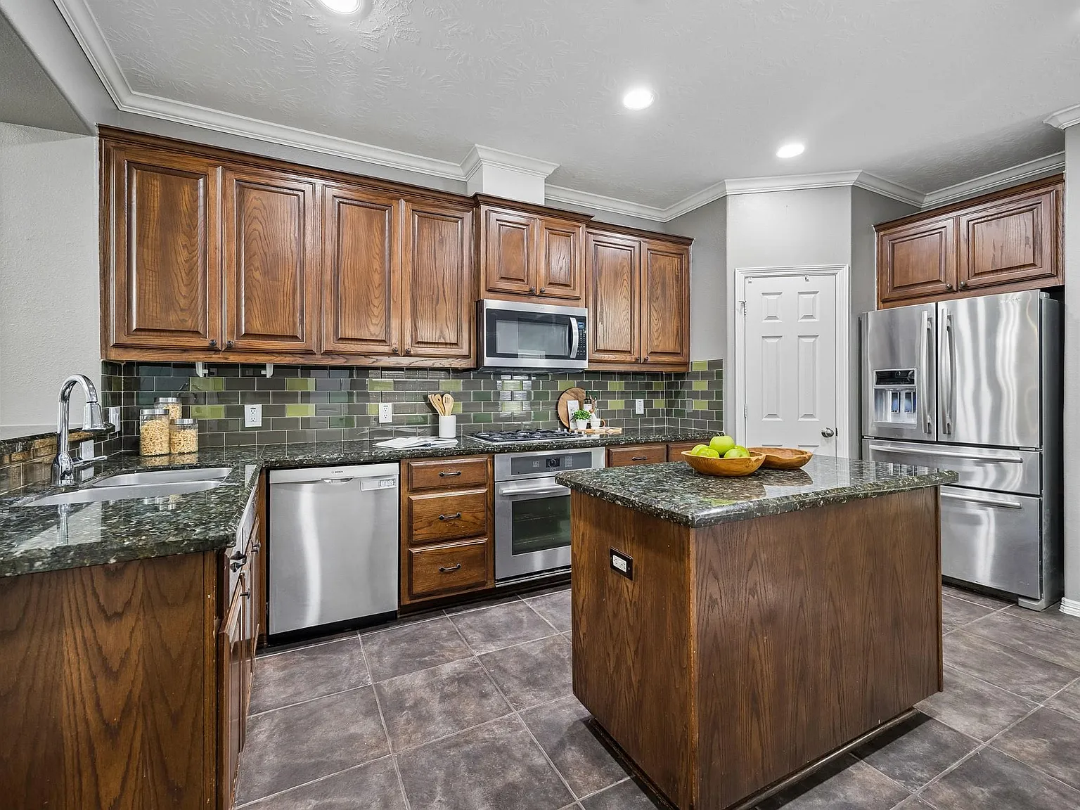 3 bed, 2.5 bath, 2762 sqft, $3,100 — Photo 3