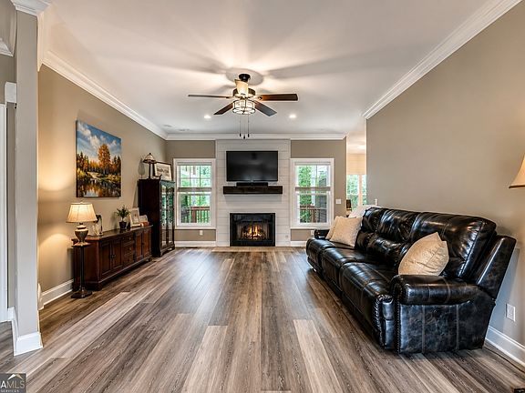 3rd image of 33 Highland Rd N