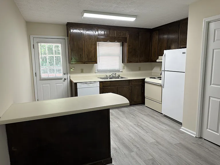 1925 Karen Cir #B — Photo 4