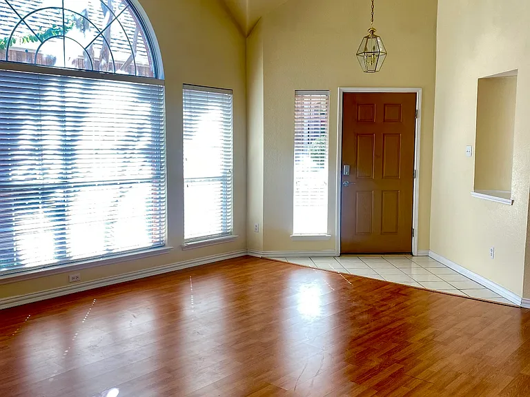 8412 White Sands Dr — Photo 2