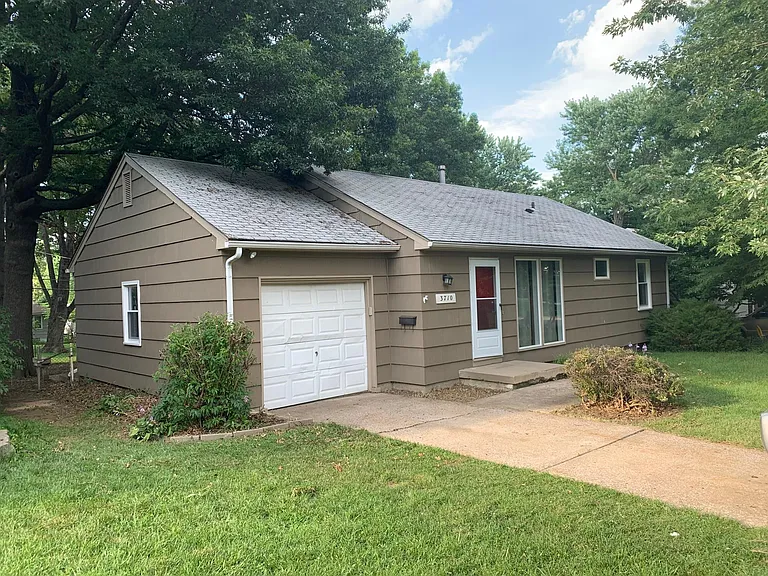 Heart of Prairie Village, only few minutes walk to Prairie Village shopping center, parks etc.