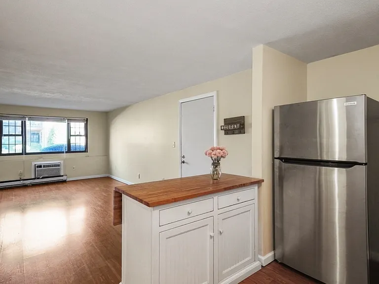 16 Mayberry Dr #4 — Photo 2