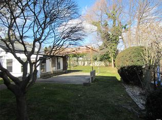 7 Chestnut St, Greenvale, NY 11548