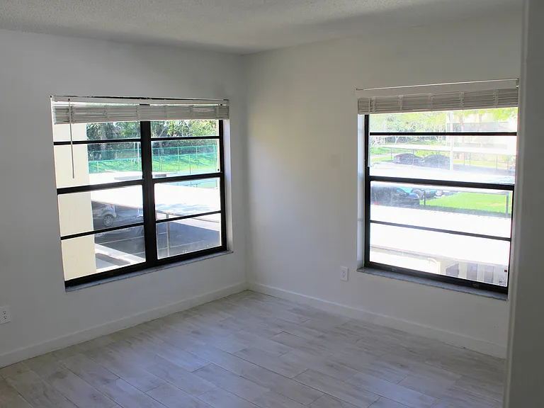 13608 S Village Dr — Photo 3