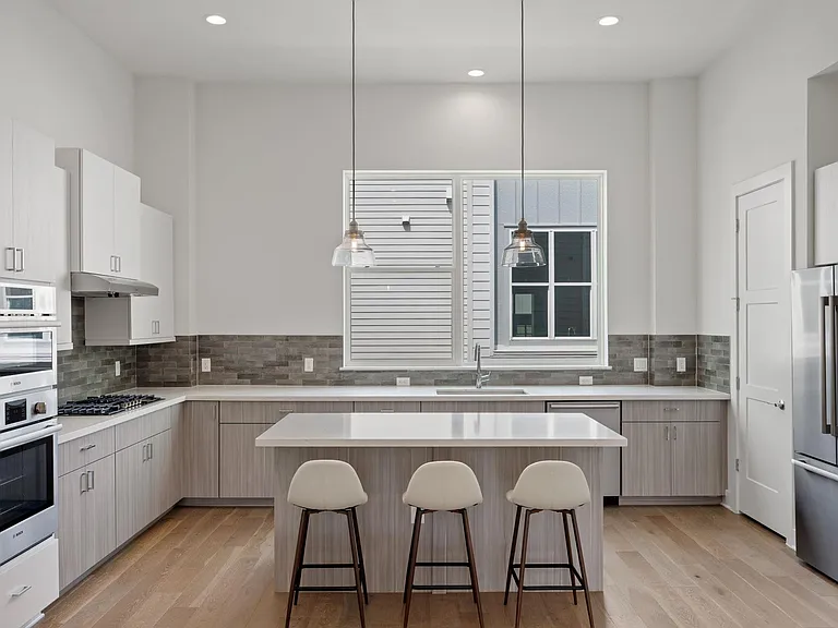 3810 Berkman Dr — Photo 2