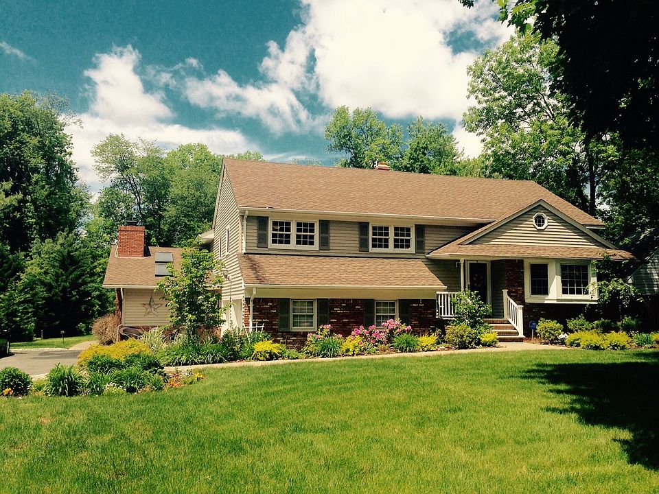 Very spacious home+yard!