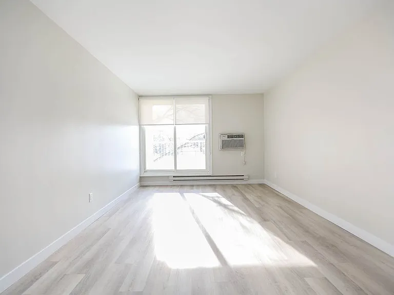 6105 Roblin Blvd — Photo 43