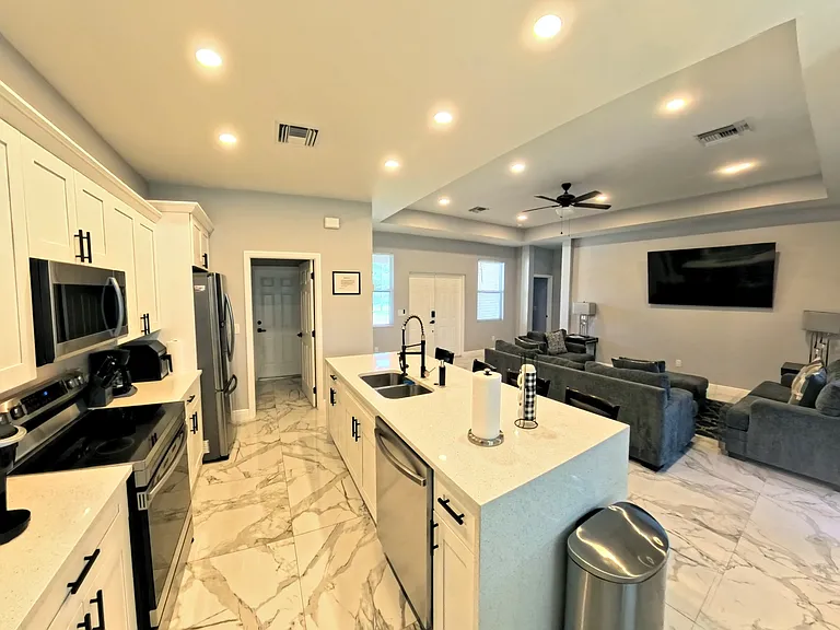 1112 NE 34th Ln — Photo 2