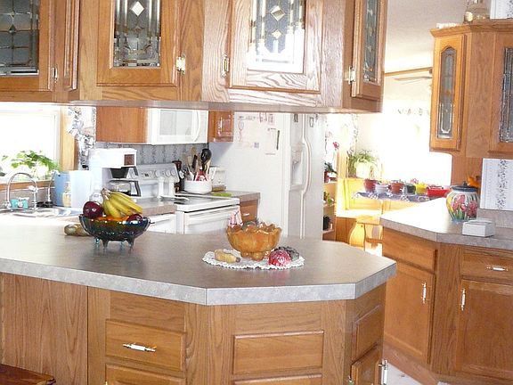 kitchen w/ breakfast bar