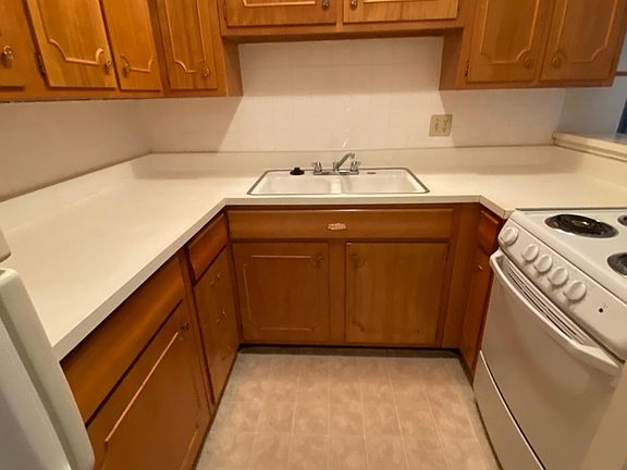 5th image of 4632 Holly St