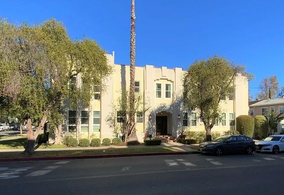 1st image of 202 N La Peer Dr