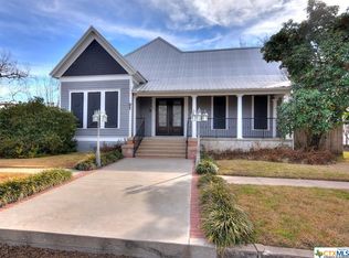 406 Burleson St, Smithville, TX 78957