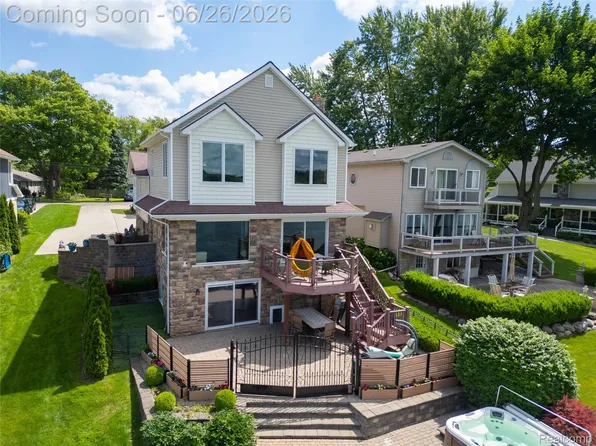 3160 Lexington Rd, Waterford, MI 48328