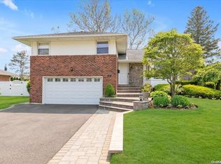 6 Sparrow Ln, Woodbury, NY 11797