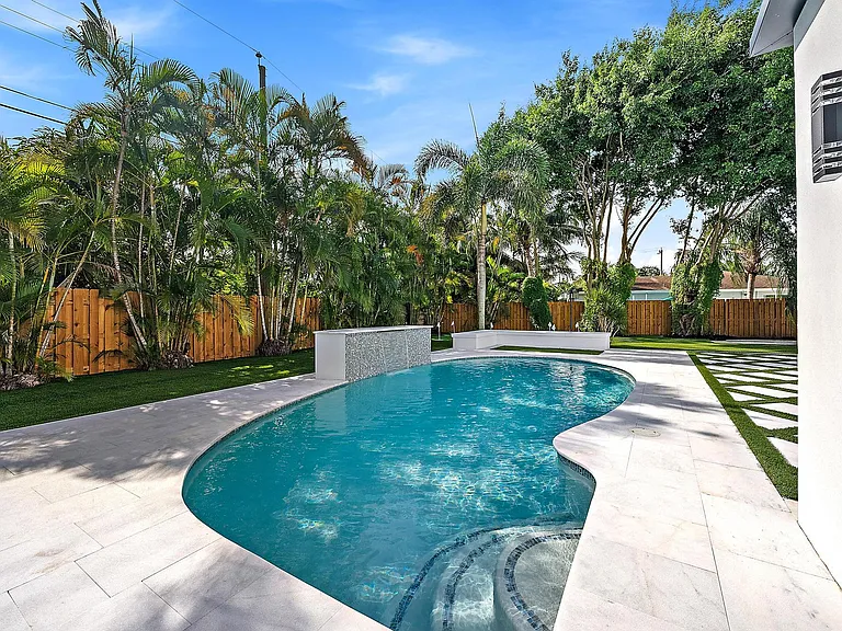 391 W Riverside Dr — Photo 17