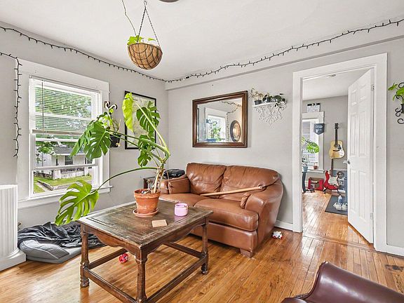 4th image of 940 Worden St SE