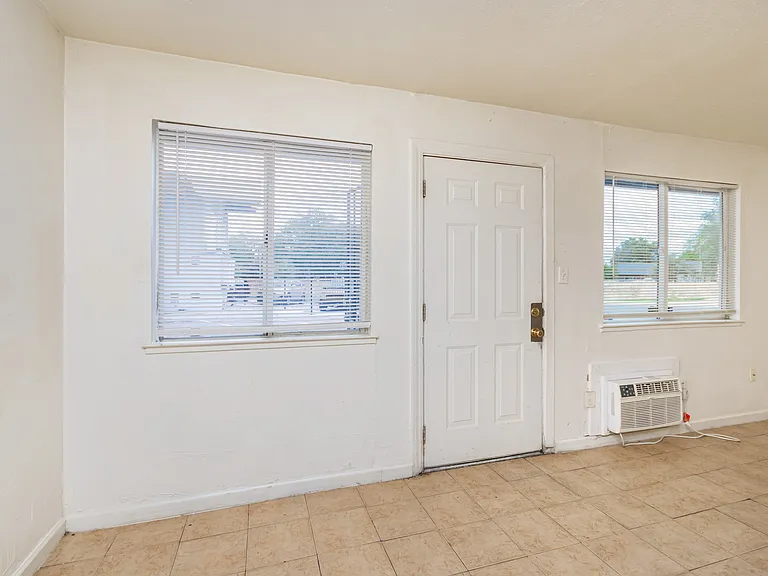 2562 Traction Ave #6 — Photo 2