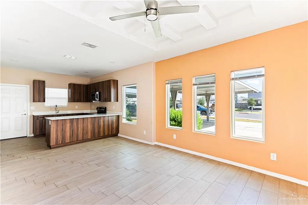 3 bed, 2.0 bath, 1052 sqft, $1,300 — Photo 3