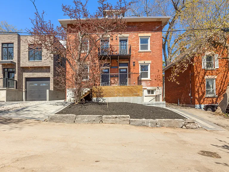 447 Green Ave — Photo 1