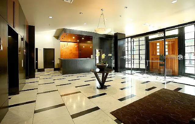 Elizabeth Tower Condo in the Pearl — Photo 2