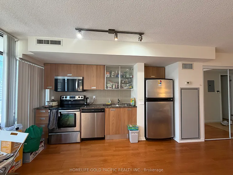 37 Grosvenor St #1205 — Photo 2