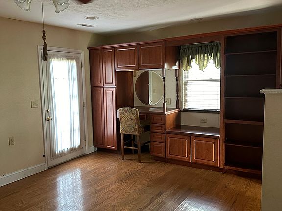 3rd image of 213 Ivywood St