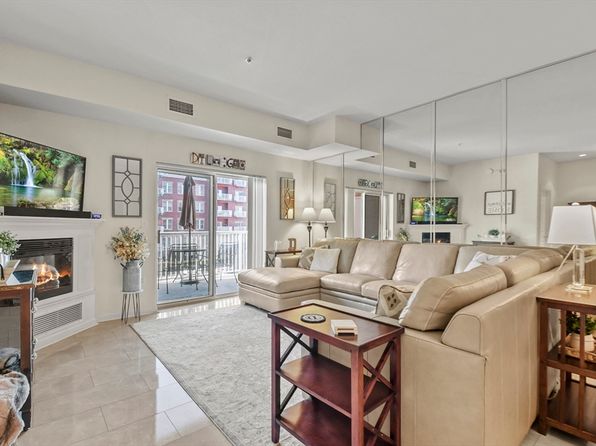 38 Village Rd APT 309, Middleton, MA 01949