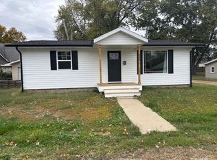 305 NW 2nd St, Casey, IL 62420