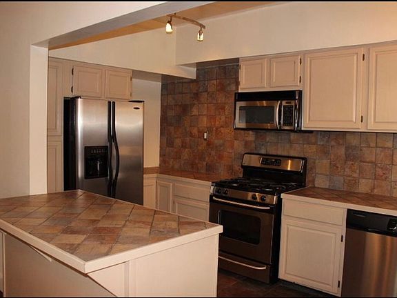 5th image of 737 1/2 N Hayworth Ave