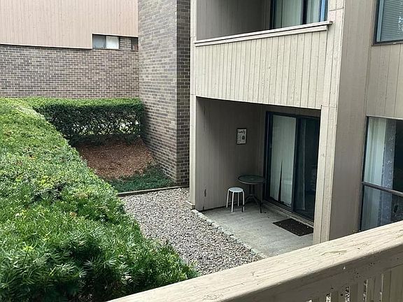 3rd image of 42 Shrewsbury Green Dr Unit A