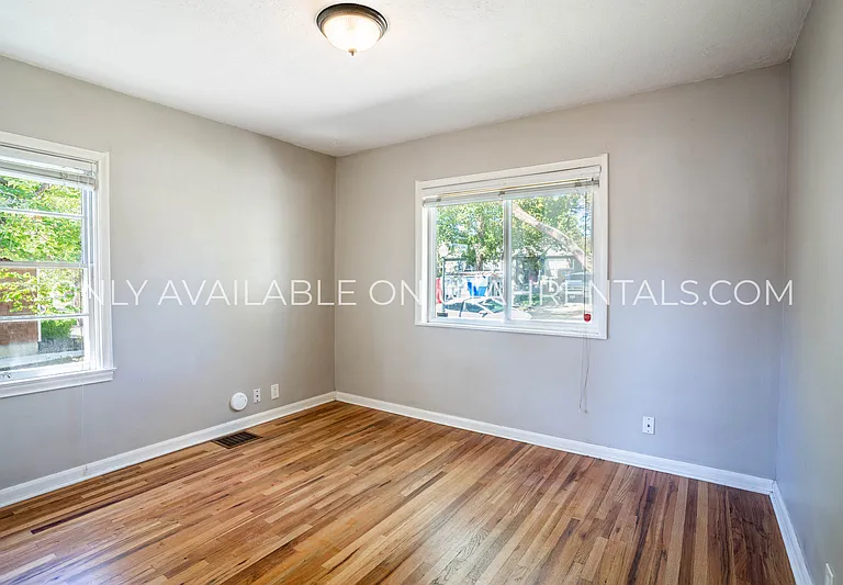 1968 E Blaine Ave — Photo 15