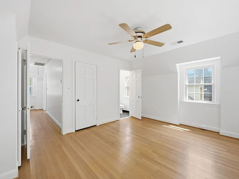 4453 S Dakota Ave NE — Photo 17