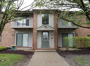 35431 Hickory Woods Dr APT 8, Clinton Township, MI 48035