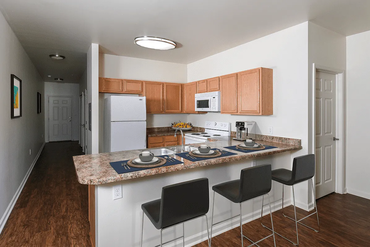 Pinnacle Pointe Apartments — Photo 4