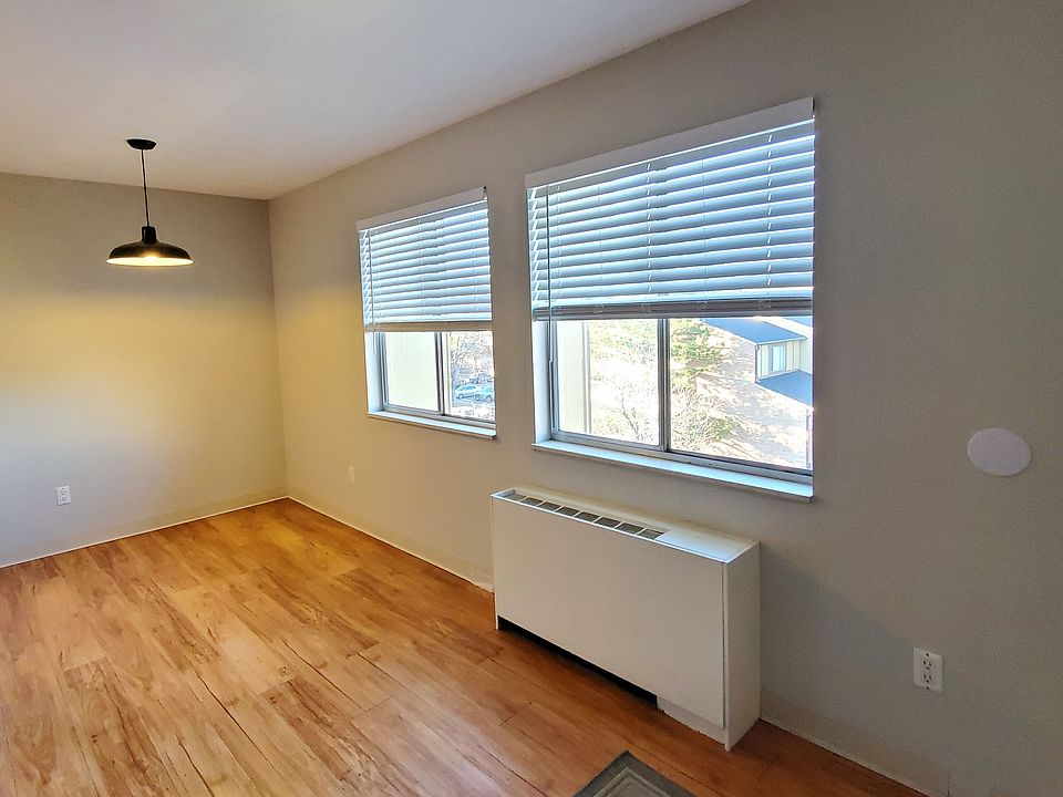 Front windows face out to Colorado Ave in entry and dining area