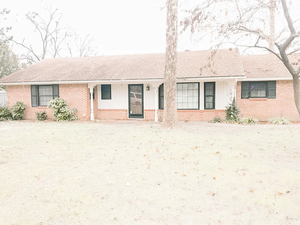 910 McCall Dr