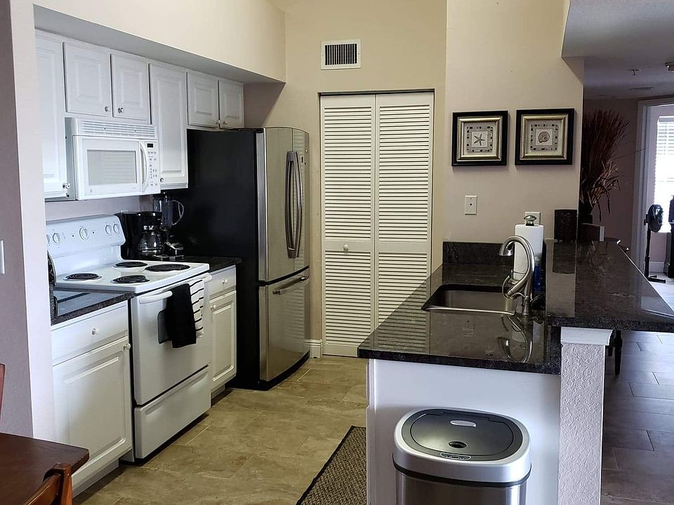 Kitchen-entrance hall area with vaulted ceiling