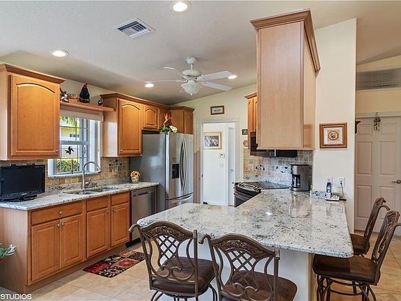 5th image of 10403 SW Stratton Dr