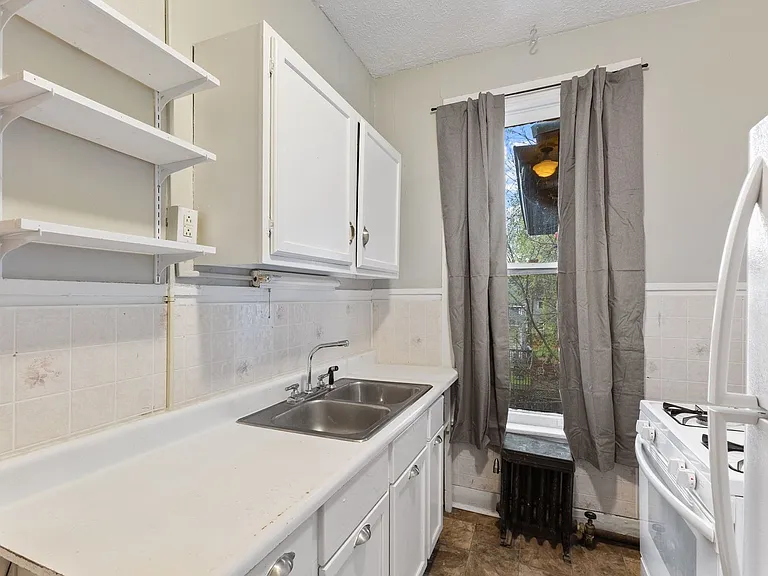 Essex Apartments — Photo 8