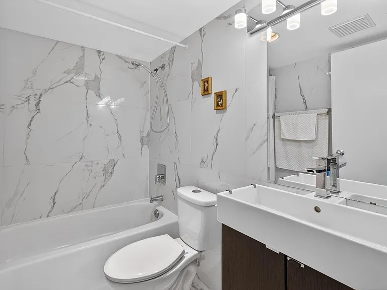 811 Helmcken St #1005 — Photo 6