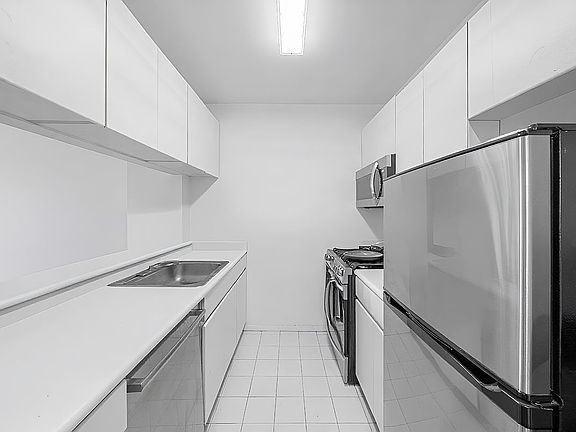 3rd image of 130 W 79th St APT 7A