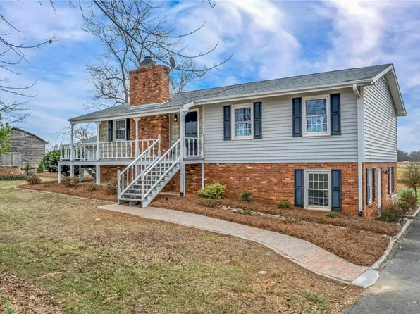 1027 Hobbie Horse Ln, Boonville, NC 27011