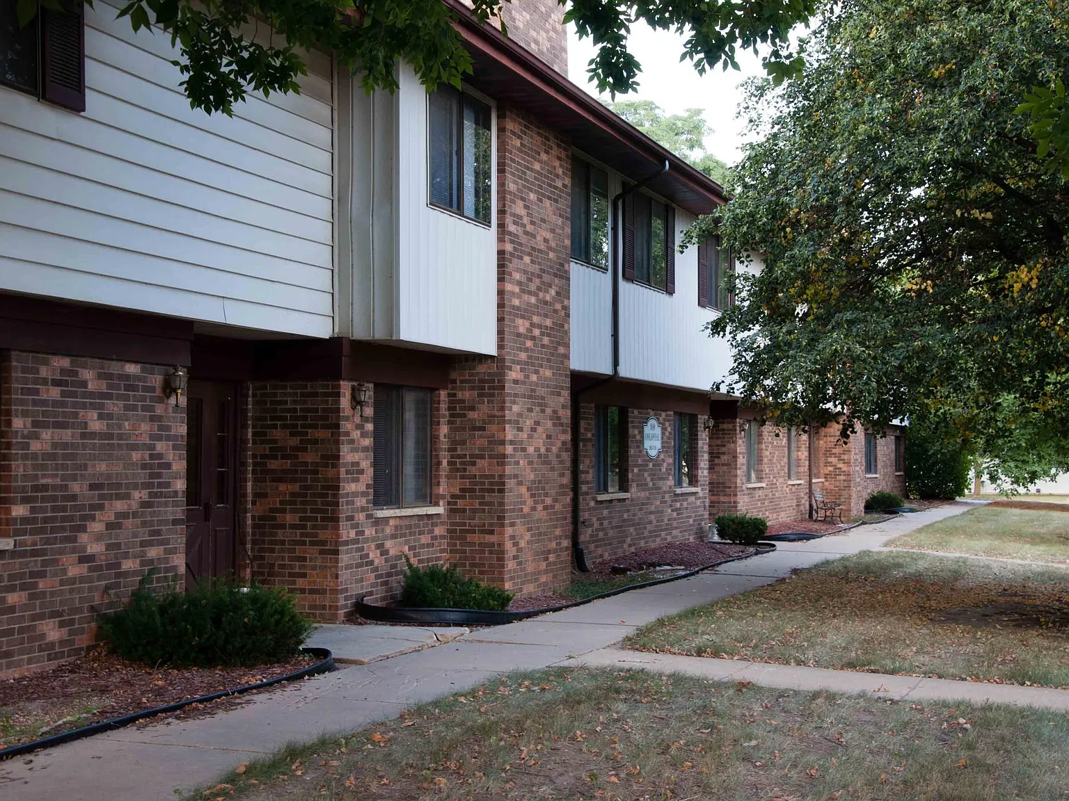 2 bed, $915 — Photo 1