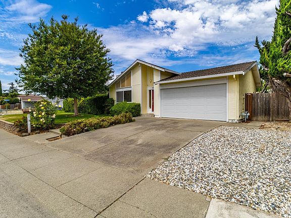 3rd image of 1018 Woodlark Court